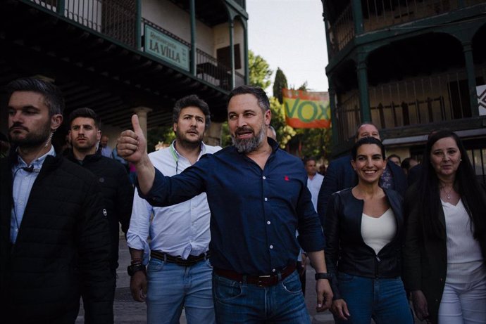 Archivo - El líder de Vox, Santiago Abascal, y la entonces  candidata de Vox a la Presidencia de la Comunidad de Madrid, Rocío Monasterio, durante un acto de campaña