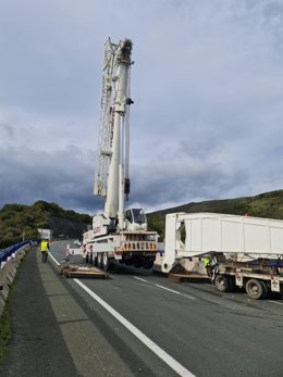 Grúa de gran tonelaje en el viaducto de Lantueno en la A-67 para  la retirada del transporte especial accidentado