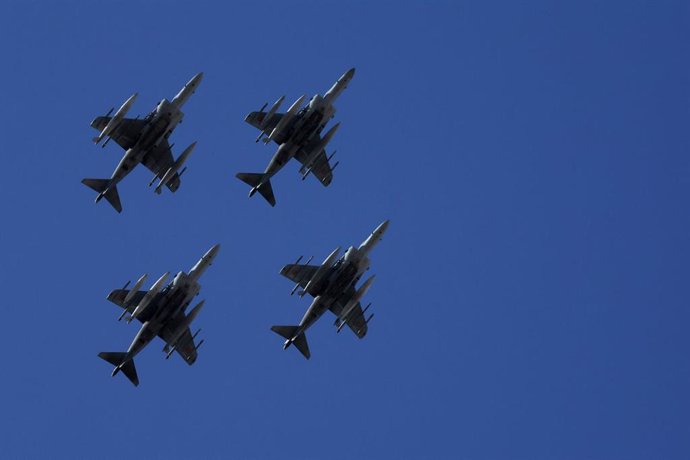 Archivo - Aviones del Ejército de Aire durante el acto solemne de homenaje a la bandera nacional y desfile militar en el Día de la Hispanidad, a 12 de octubre de 2022, en Madrid (España). Los actos por el Día de la Fiesta de la Hispanidad comienzan con el