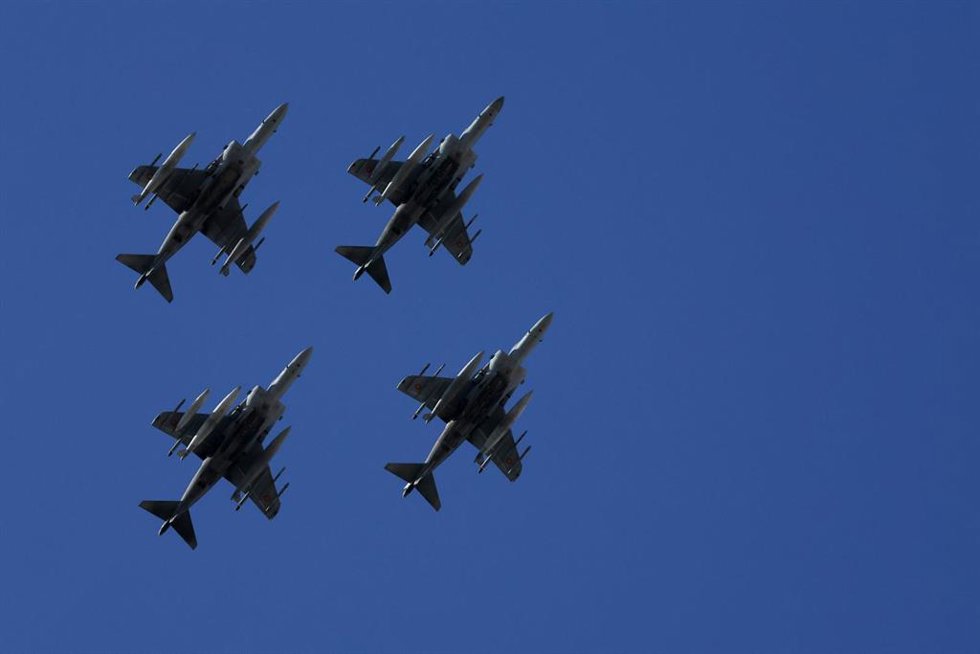Archivo - Aviones del Ejército de Aire durante el acto solemne de homenaje a la bandera nacional y desfile militar en el Día de la Hispanidad, a 12 de octubre de 2022, en Madrid (España). Los actos por el Día de la Fiesta de la Hispanidad comienzan con 
