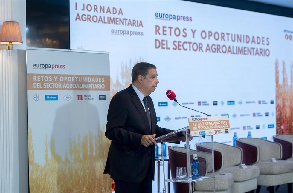 El ministro de Agricultura, Pesca y Alimentación, Luis Planas, interviene durante un desayuno informativo de Europa Press