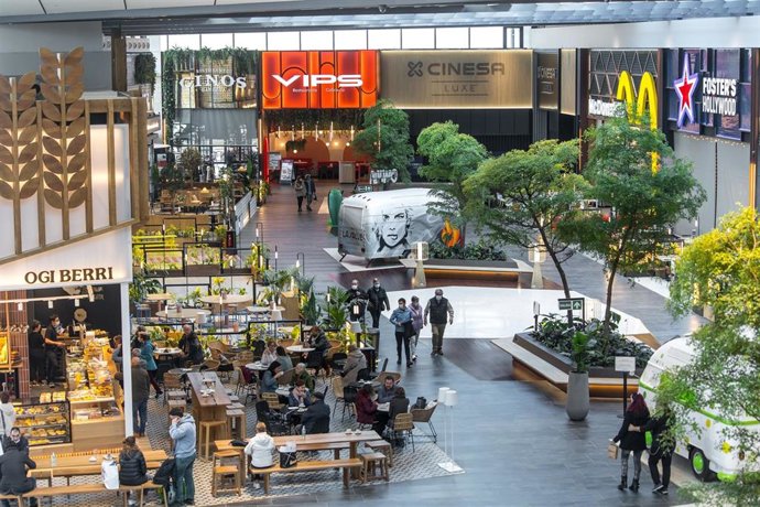 Archivo - Imagen de un centro comercial.