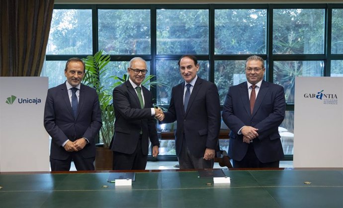 El CEO de Unicaja, Isidro Rubiales, y el presidente de Garántia SGR, Javier González de Lara, en la firma del convenio.