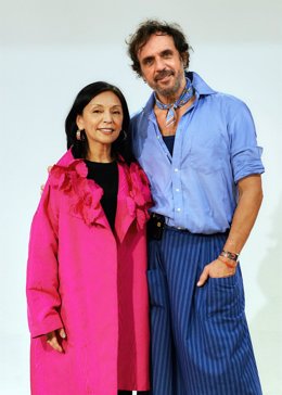 La directora de la BBFW, Albasarí Caro, y el director creativo de Vivienne Westwood, Andreas Kronthaler.