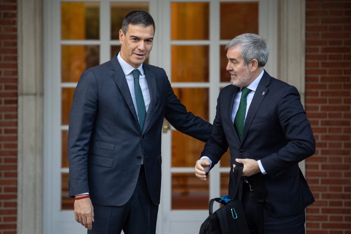 El presidente del Gobierno, Pedro Sánchez (i), durante su reunión con el presidente de Canarias, Fernando Clavijo (d), en el Complejo de La Moncloa, a 10 de octubre de 2024, en Madrid (España).