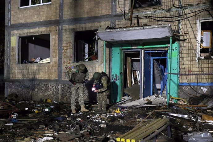 Militares ucranianos frente a una vivienda destruida por un ataque ruso en Járkov