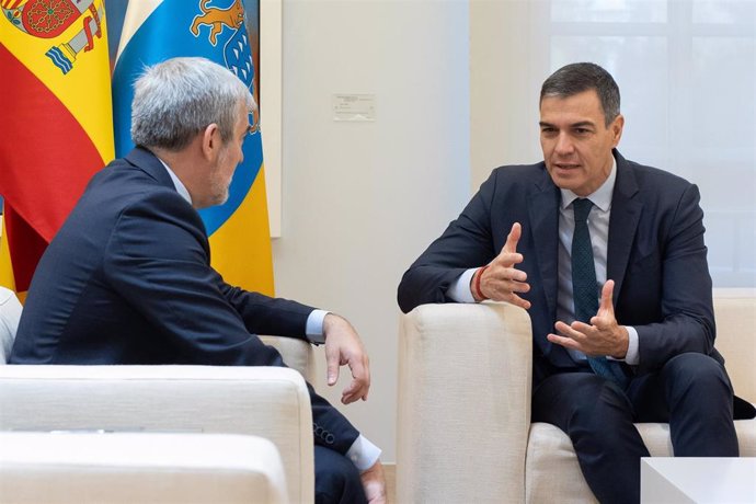 El presidente del Gobierno, Pedro Sánchez (d), durante su reunión con el presidente de Canarias, Fernando Clavijo (i), en el Complejo de La Moncloa, a 10 de octubre de 2024, en Madrid (España). El objetivo de la ronda de reuniones del presidente del Gobie