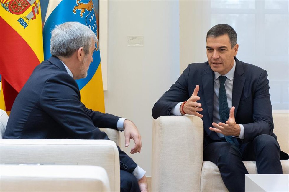 El presidente del Gobierno, Pedro Sánchez (d), durante su reunión con el presidente de Canarias, Fernando Clavijo (i), en el Complejo de La Moncloa, a 10 de octubre de 2024, en Madrid (España). El objetivo de la ronda de reuniones del presidente del Gob