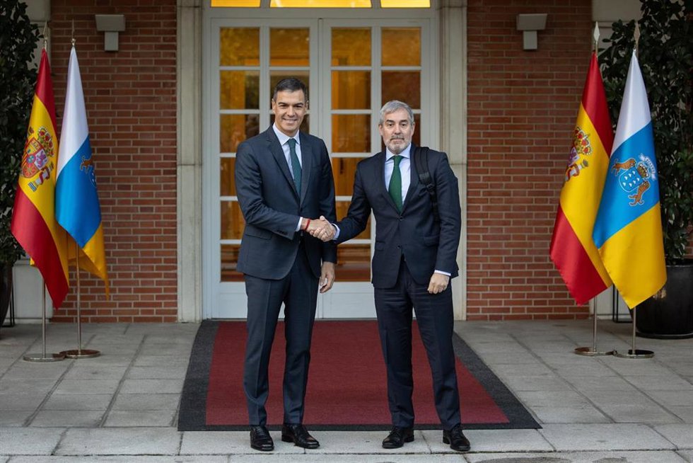 El presidente del Gobierno, Pedro Sánchez (i), durante su reunión con el presidente de Canarias, Fernando Clavijo (d), en el Complejo de La Moncloa, a 10 de octubre de 2024, en Madrid (España). El objetivo de la ronda de reuniones del presidente del Gob