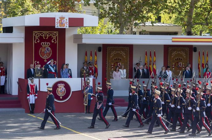 Archivo - La Guardia Real pasa por delante de la tribuna donde se encuentra la Princesa Leonor, el Rey Felipe VI y la Reina Letizia, durante el desfile del 12 de octubre 'Día de la Fiesta Nacional', en la plaza de Cánovas del Castillo, a 12 de octubre de 