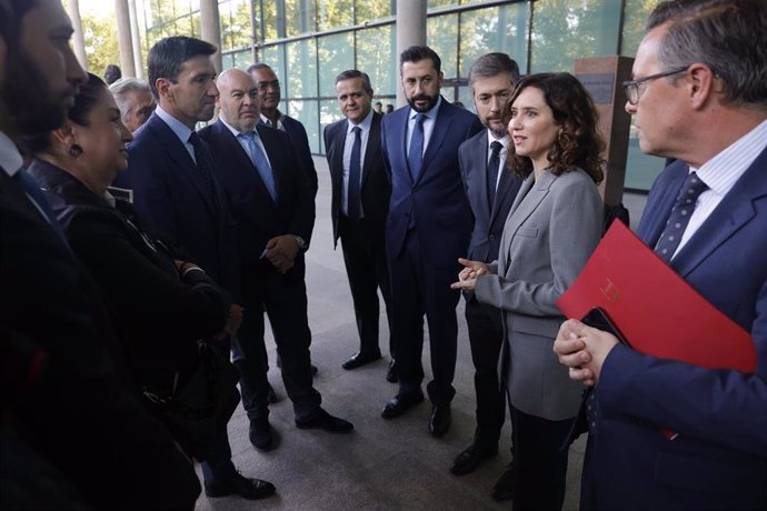 Ayuso matiene un encuentro en la Asamblea regional con los alcaldes de los municipios más castigados por la DANA: Aldea del Fresno, El Álamo, Navalagamella, Sevilla la Nueva, Valdemorillo, Villa del Prado, Villamanta, Villamantilla y Villanueva de Perales