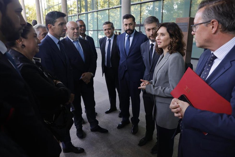 Ayuso matiene un encuentro en la Asamblea regional con los alcaldes de los municipios más castigados por la DANA: Aldea del Fresno, El Álamo, Navalagamella, Sevilla la Nueva, Valdemorillo, Villa del Prado, Villamanta, Villamantilla y Villanueva de Peral