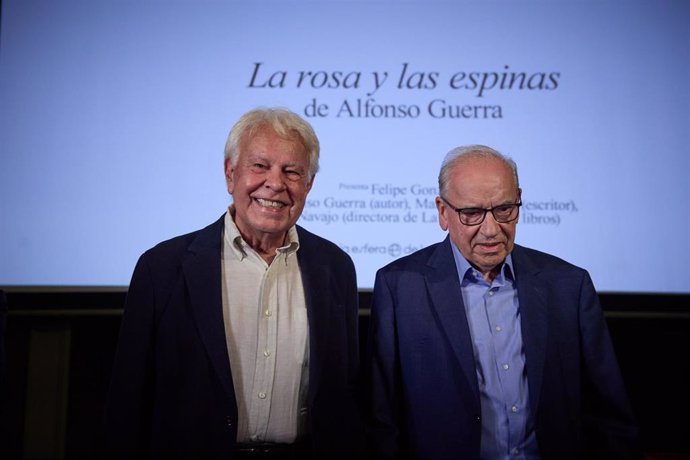 Archivo - El expresidente del Gobierno, Felipe González (i), y el exvicepresidente del Gobierno, Alfonso Guerra (d), durante la presentación de su nueva obra 'La rosa y las espinas', en el Ateneo de Madrid, a 20 de septiembre de 20213, en Madrid (España).