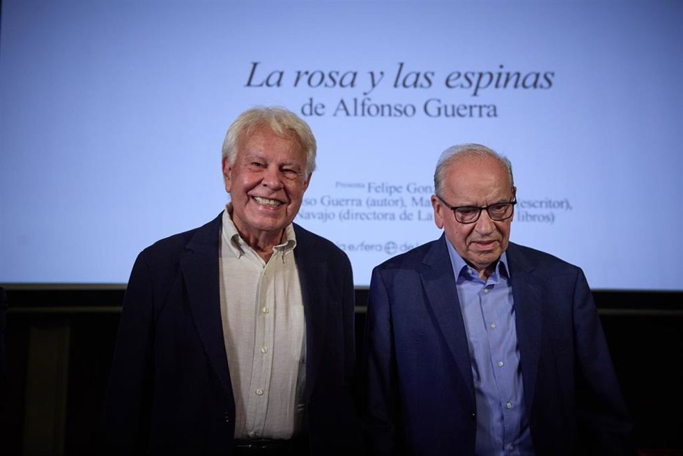 Archivo - El expresidente del Gobierno, Felipe González (i), y el exvicepresidente del Gobierno, Alfonso Guerra (d), durante la presentación de su nueva obra 'La rosa y las espinas', en el Ateneo de Madrid, a 20 de septiembre de 20213, en Madrid (España