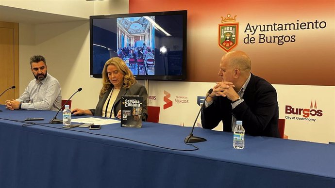 El portavoz de las asociaciones, Carlos Alonso, la alcaldesa, Crsitina Ayala; y el presidente de la Federación de Hosterlería, Enrique Seco.