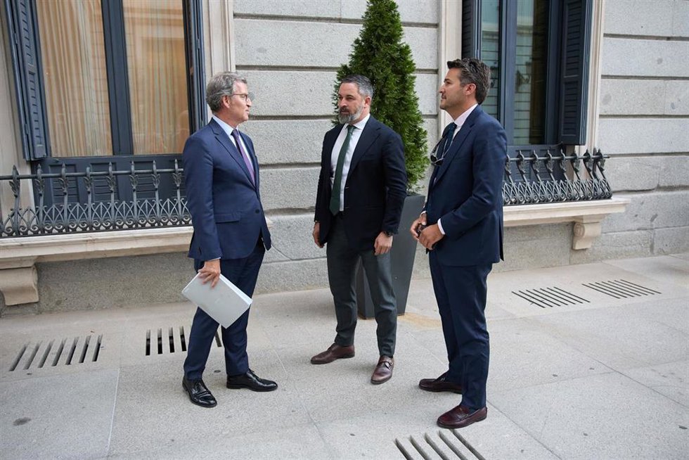 El presidente del PP, Alberto Núñez Feijóo (i) conversa con el presidente de VOX, Santiago Abascal (c), a su salida de una sesión plenaria en la Cámara Baja, a 17 de septiembre de 2024