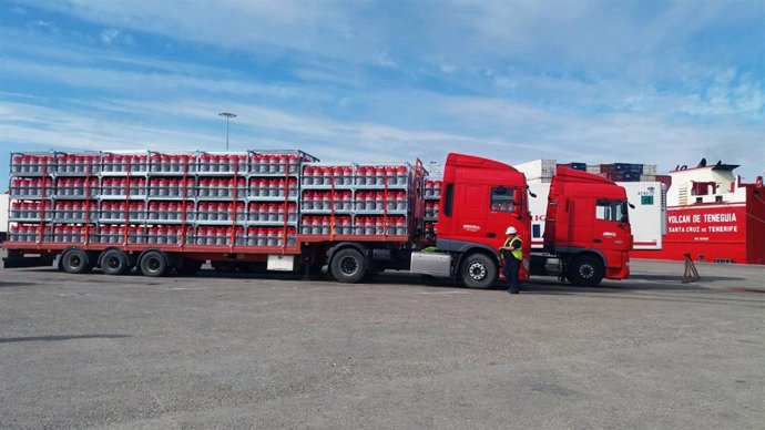 Archivo - Botellas de butano y propano