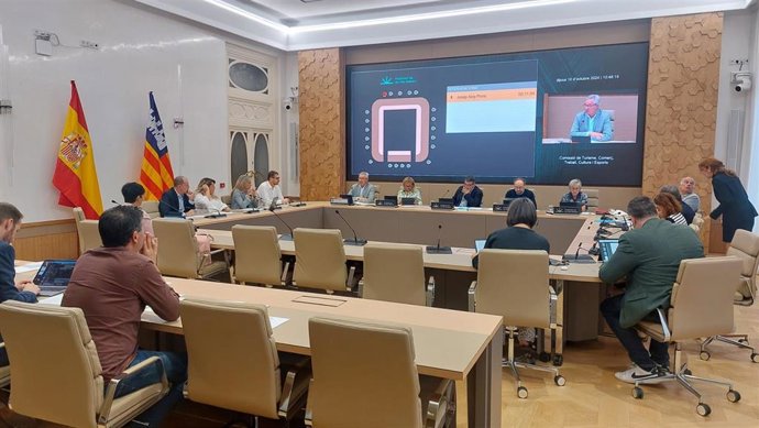 El director general de Turismo, Josep Aloy, durante su comparecencia en el Parlament para evaluar el nuevo decreto del turismo de excesos.