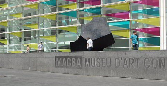 L'escultura situada a la plaça dels Àngels, davant el Macba