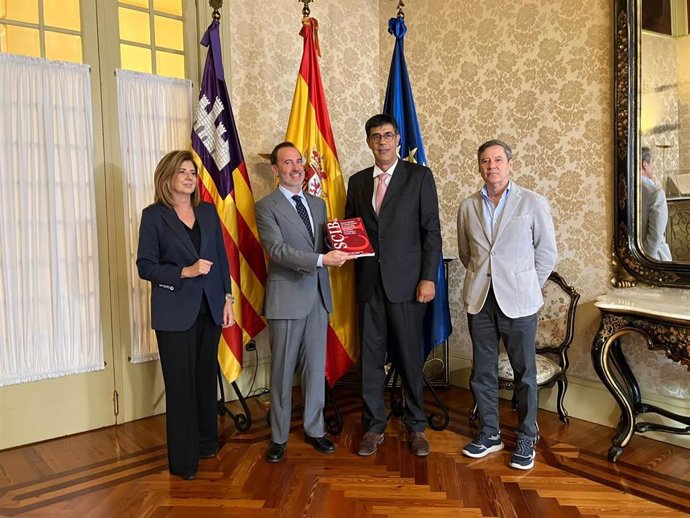 El presidente del Parlament, Gabriel Le Senne, con miembros de la Sindicatura de Cuentas de Baleares.