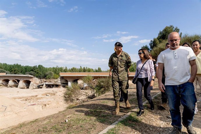 Archivo - La ministra de Defensa en funciones, Margarita Robles, y el delegado del Gobierno en Madrid, Francisco Martín (d), visitan las unidades de la UME y de la Brigada Paracaidista desplegadas en las zonas afectadas por la DANA, a 10 de septiembre de 