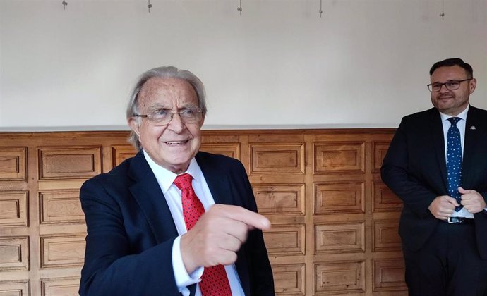 El pedagogo leonés Miguel Ángel Santos Guerra ha sido investido este jueves como doctor 'Honoris Causa' de la Universidad de Oviedo.