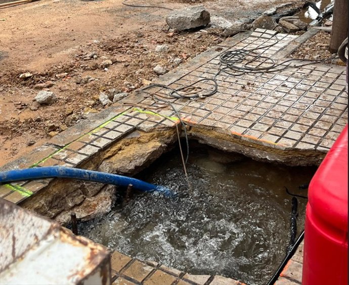 La rotura de una tubería en la avenida Primado Reig afecta a más de 150 abonados
