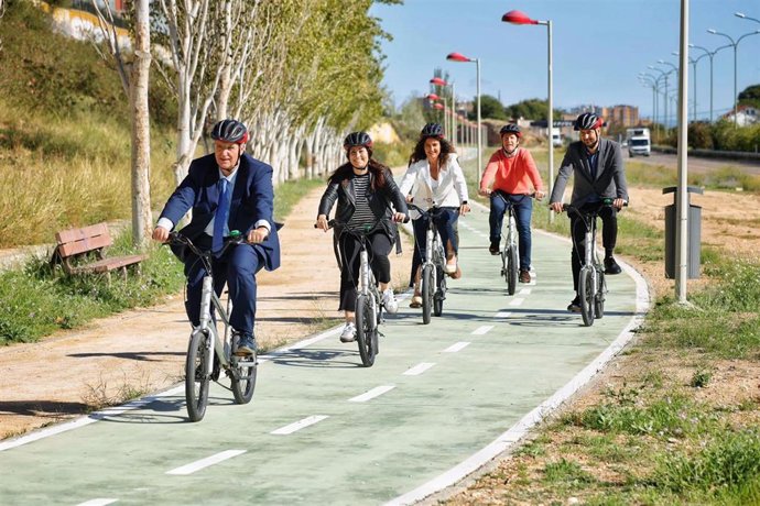 La consejera municipal de Medio Ambiente y Movilidad del Ayuntamiento de Zaragoza, Tatiana Gaudés; el director general de Transportes del Gobierno de Aragón, Miguel Ángel Anía; y la alcaldesa de Cuarte de Huerva, Elena Lacalle, inauguran un carril-bici