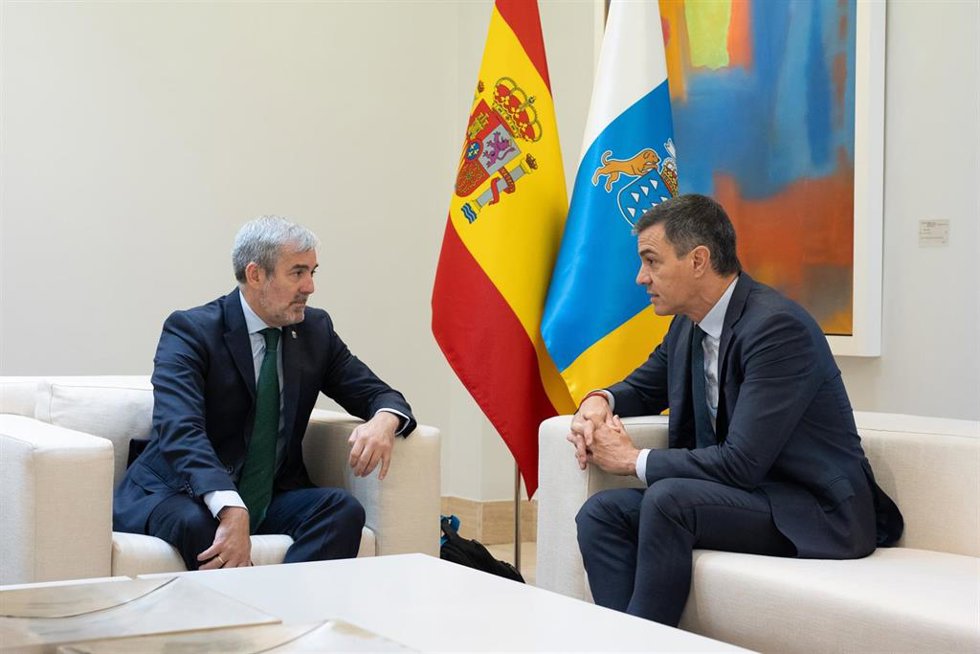 El presidente del Gobierno, Pedro Sánchez (d), durante su reunión con el presidente de Canarias, Fernando Clavijo (i), en el Complejo de La Moncloa, a 10 de octubre de 2024, en Madrid (España). El objetivo de la ronda de reuniones del presidente del Gob