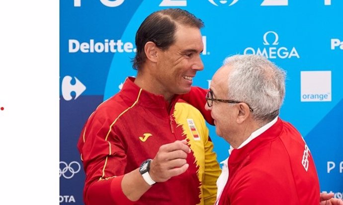 El tenista Rafa Nadal abraza al presidente del COE, Alejandro Blanco, en los Juegos de Paris 2024.