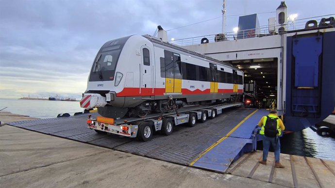 Archivo - El segundo de los trenes fabricados por CAF para SFM llega a Mallorca.