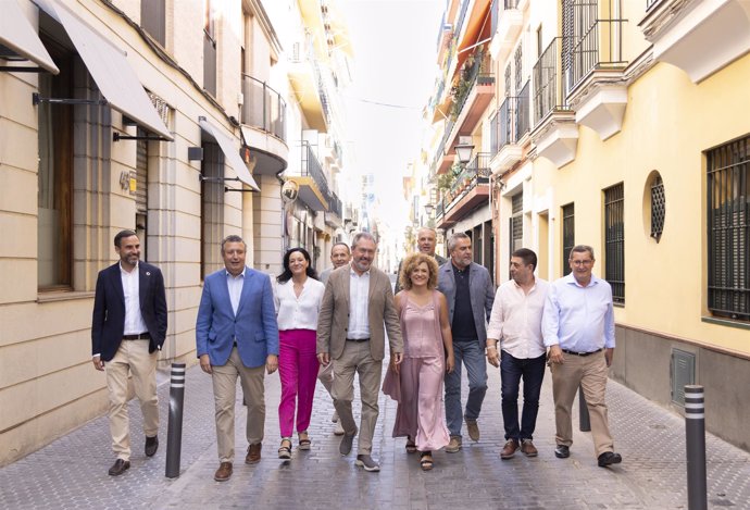 Archivo - El secretario general del PSOE-A, Juan Espadas, y los secretarios provinciales del PSOE-A, en una foto de archivo.