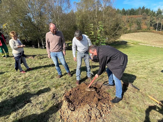 El Consejero Marcelino Marcos Participa En La Plantación De Árboles Organizada Por Su Departamento Con Motivo De La Celebración Del Día Del Árbol 2024. A Su Izda. El Director General De Gestión Forestal, Javier Vigil, Y El Alcalde De Piloña, Iván Allende