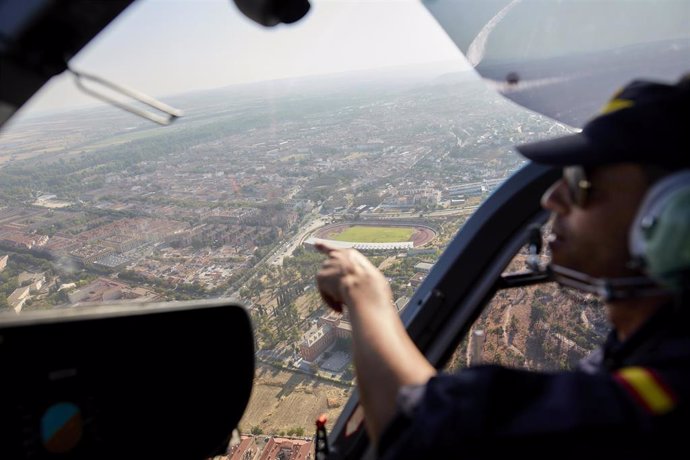 Archivo - El capitán Reyes, miembro del Ejército del Aire, volando en uno de los helicópteros Pegasus de la DGT para controlar el tráfico por las carreteras de la zona este de la Comunidad de Madrid, a 28 de julio de 2021, en la Base DGT Madrid-Cuatro Vie