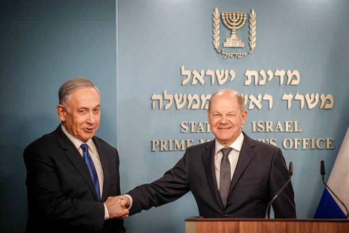 Archivo - El primer ministro israelí, Benjamin Netanyahu, y el canciller alemán, Olaf Scholz.