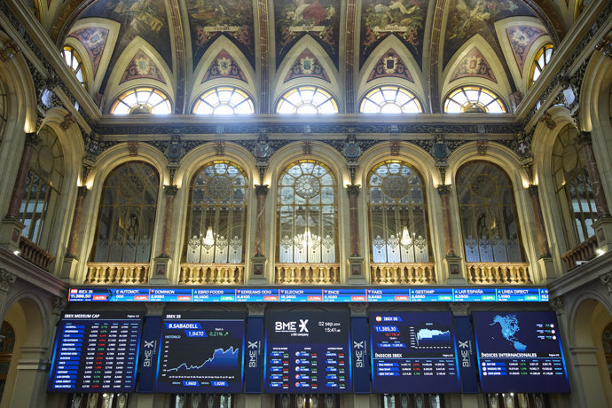 Paneles del IBEX 35 en el Palacio de la Bolsa de Madrid, a 2 de septiembre de 2024, en Madrid (España). El Ibex 35 se ha mantenido prácticamente plano en la media sesión bursátil de hoy, cotizando en los 11.