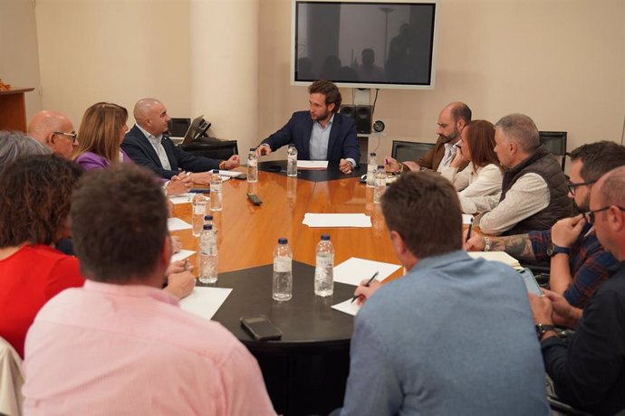 El presidente de la DPH, Isaac Claver, en al reunión con los alcaldes de los municipios que cuentan con Policía Local.