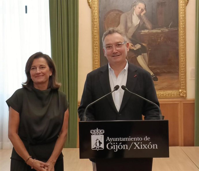 Rueda de prensa del concejal de Infraestructuras Urbanas y Rurales del Ayuntamiento de Gijón, Gilberto Villoria, acompañado de la directora general de Infraestructuras, María López Castro, en el Consistorio gijonés.