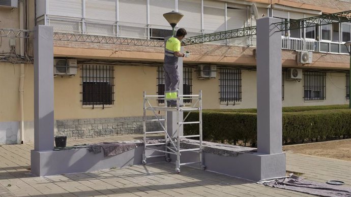 Obras en la plaza de la calles Flor de Papel y Flor de Nieve