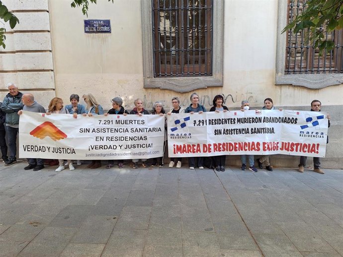 Las asociaciones de familiares de víctimas en las residencias de Madrid presentan una denuncia ante la Fiscalía de Justicia, este jueves 10 de octubre.