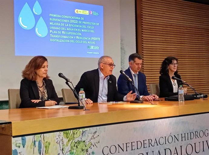 El presidente de la Confederación Hidrográfica del Guadalquivir (CHG), Joaquín Páez, con el subdirector general de Protección de las Aguas y Gestión de Riesgos del Ministerio para la Transición Ecológica y el Reto Demográfico, Javier Sánchez.