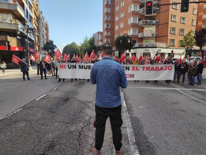 Gerardo Argüelles, de espaldas, leyendo un manifiesto contra la siniestralidad en una concentración en Oviedo