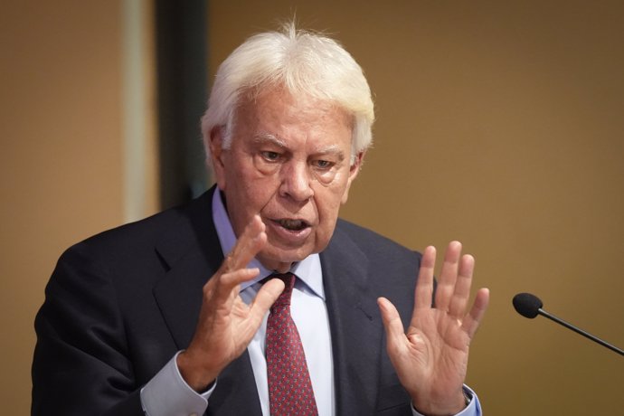 Archivo - El expresidente del Gobierno Felipe González durante su intervención en el acto. A 13 de junio de 2024, en Sevilla (Andalucía, España). El expresidente del Gobierno Felipe González ha recibido este jueves el IV premio 'Alumni de Honor' de la Uni