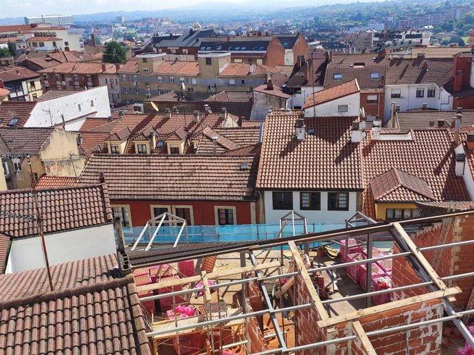 Archivo - Obras de rehabilitación en viviendas del casco antiguo de Oviedo