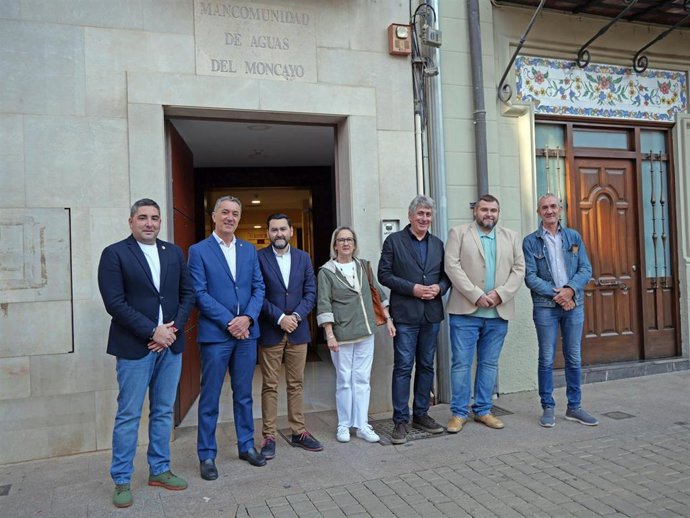 El director general de Administración Local y Despoblación, Jesús Mari Rodríguez (tercero por la izquierda), con el resto de participantes en el acto.
