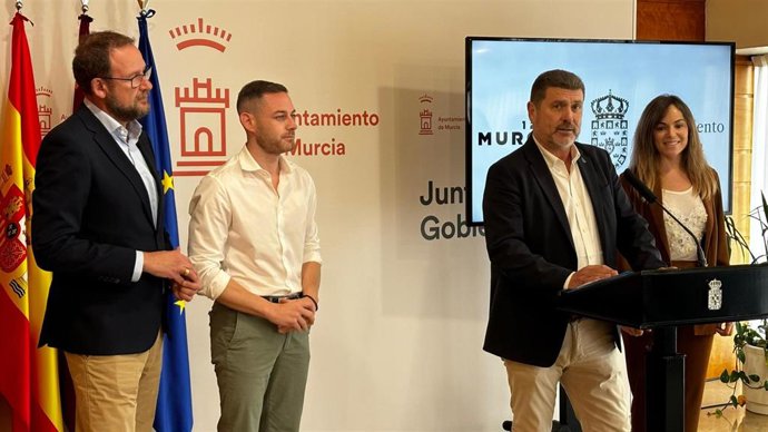 Los concejales Rebeca Pérez, José Guillén, Miguel Ángel Noguera y Fulgencio Perona informan del dispositivo con motivo del partido entre España y Francia