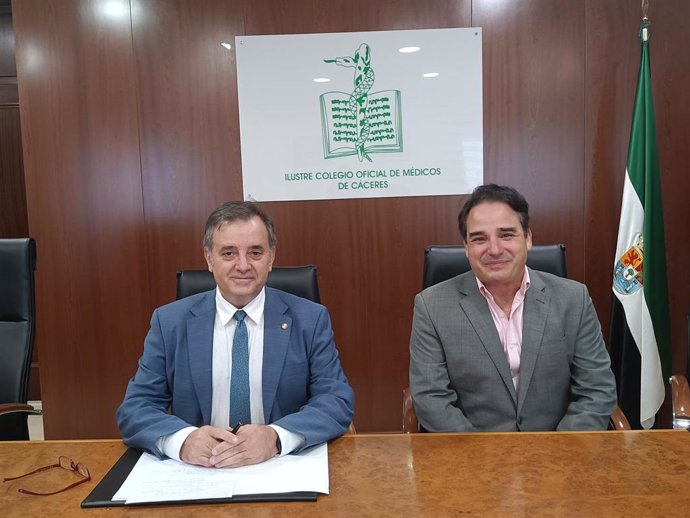 El presidente del Colegio de Médicos de Cáceres, Evelio Robles, y el secretario general, Luis Tobajas