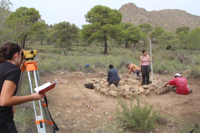 La UA y el Museo Arqueológico de Jumilla (Región de Murcia) hallan nuevos restos en la necrópolis del Collado y Santa Ana.