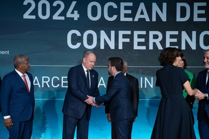 Archivo - El príncipe de Mónaco, Alberto II de Mónaco (2i), saluda al presidente de la Generalitat de Catalunya, Pere Aragonès (c),  durante la apertura de la Conferencia del Decenio del Océano