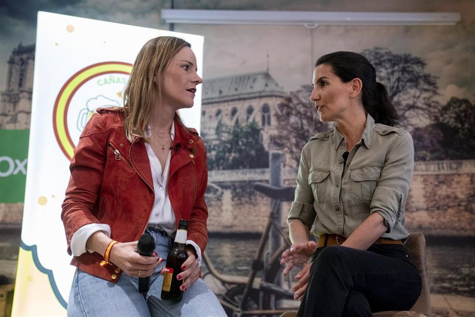 Archivo -  Rocío Monasterio e Isabel Pérez Moñino, participan en un acto de Cañas por España, a 14 de abril de 2023, en Fuenlabrada, Madrid (España). Archivo.